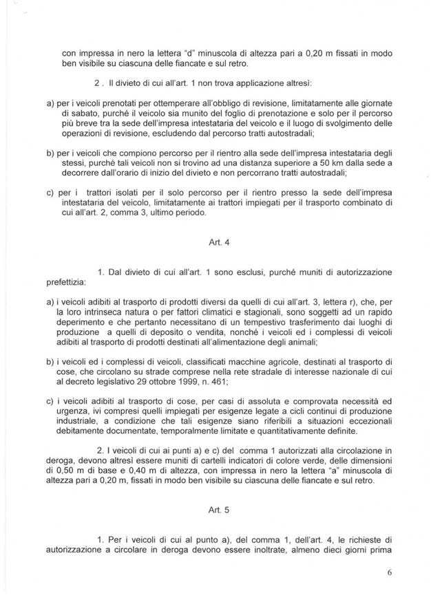 con impressa in nero la lettera "d" minuscola di altezza pari a 0,20 m fissati in modo ben visibile su ciascuna delle fiancate e sul retro. 2. Il divieto di cui all'art.