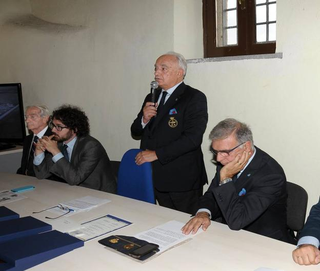 Domenica 6 ottobre 2013 Inaugurazione Mostra Case Grifoni, p.za Santa Maria, Cerveteri Taglio del nastro Gen. D. Rinaldo Sestili, Presidente Sez. AAA Dr.