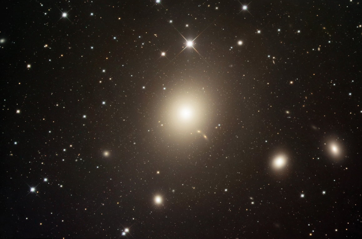 Ammassi di Galassie Una parte dell ammasso della Vergine La maggioranza delle galassie vive in ammassi. Il Gruppo Locale è un ammasso povero. Ammassi ricchi contengono ~1000 galassie.