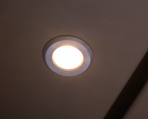 RETTI SOT LIHT Opera e Vision possono essere completate con un sistema di illuminazione con faretti SOT LIHT dimmerabili installati ad incasso sulle lame nella posizione desiderata.