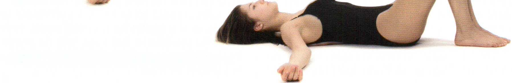 Presa di coscienza della colonna vertebrale e delle sue curve fisiologiche Arti superiori lungo i fianchi, palmo delle mani a terra, arti inferiori distesi e rilassati con le punte dei piedi
