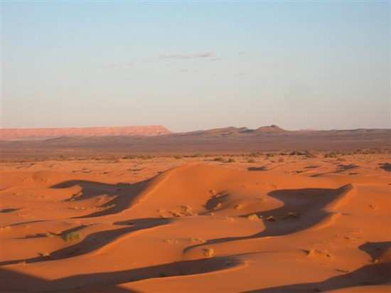 Ouarzazate, una piccola cittadina che per impulso del governo marocchino sta diventando un grande centro turistico, è la Porta del Grande Sud: il deserto dove la sabbia è in agguato per ingoiare