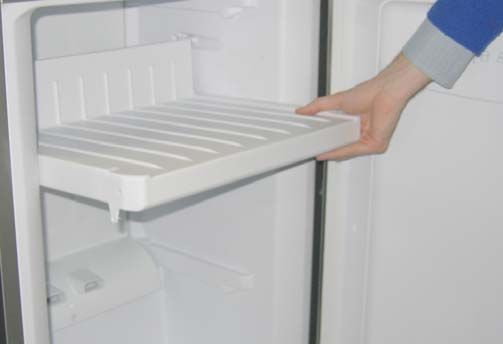 Smontaggio componenti del Vano a Temperatura Variabile: 1. Togliere i cassetti del vano freezer. 4. Svitare le 5 viti dell alloggiamento del damper freezer. 2.