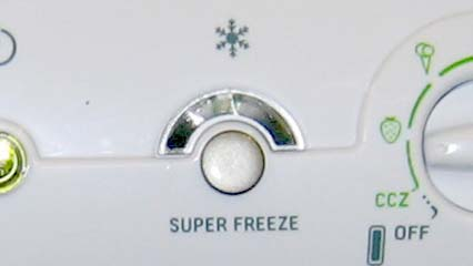 2.3.2 LA MANOPOLA VANO FRIGO: 2.3.3 TASTO SUPER FREEZER: La manopola frigo ha la funzione di accendere/spegnere il vano frigo.