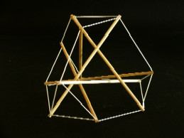 7.5 Altri oggetti con sole rotazioni Questi nuovi oggetti dalle forme così bizzarre ma molto attraenti non sono certo dei poliedri; eppure sono oggetti abbastanza strettamente imparentati ad essi.