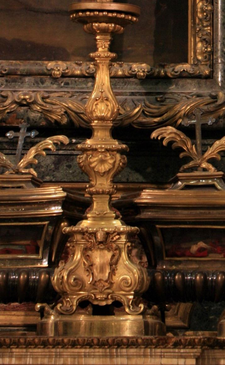 3. STATO DI CONSERVAZIONE Lo stato di conservazione dei sei candelieri, della Croce d altare e dei quattro reliquari è mediocre.