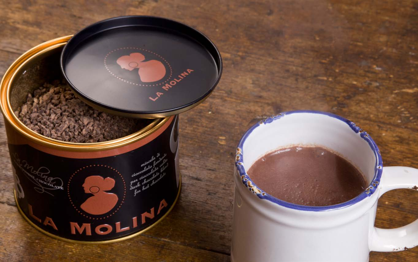 Cioccolato in tazza Ø H 11 8,2 cm peso netto 350 g Un prodotto messo a punto con particolare attenzione in puro stile La Molina senza grassi aggiunti né addensanti.