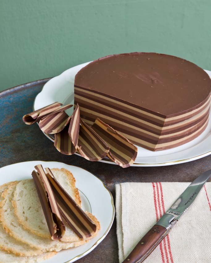 La Millestrati gianduia Un alternarsi di strati di gianduia fondente, al latte e bianco, creano un gioco cromatico che appaga lo sguardo anticipando l intenso aroma di nocciole Piemonte IGP, un