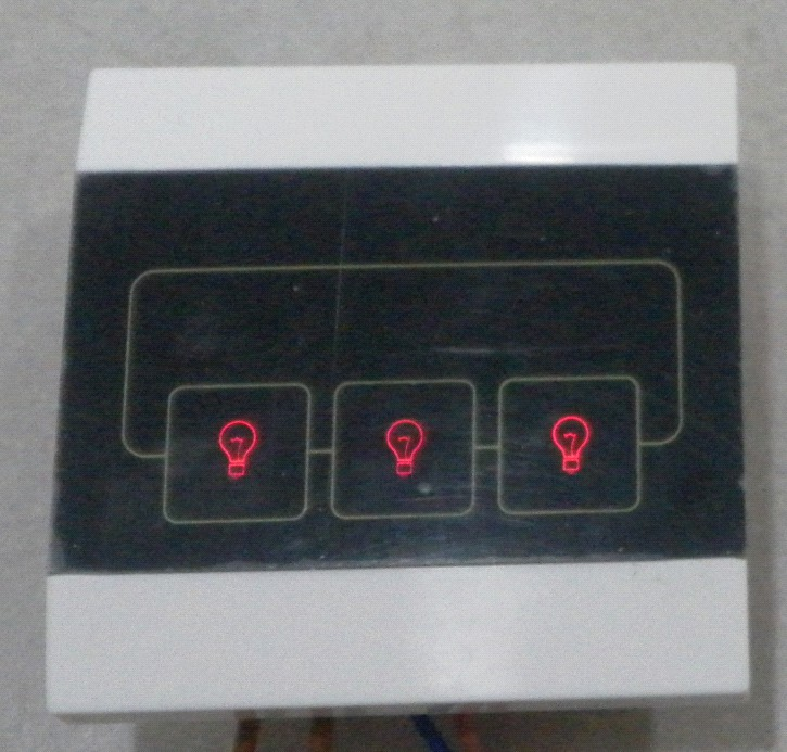 Attivazione del contatto elettrico tramite telecomando ST6 Il telecomando della centrale ST6 porta 2 tastini con il simbolo di una lampadina. Questi 2 tastini servono per comandare gli switch.