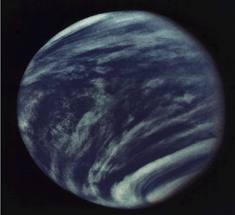 Il clima su Venere La densa atmosfera di CO2 (97%) ha una pressione al suolo 100 volte quella terrestre, e produce un effetto serra che alza la temperatura fino a 490 C.