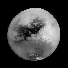 Il clima su Titano La sonda Huygens ha recentemente scoperto che la opaca atmosfera di Titano è costituita principalmente da azoto (forse proveniente da comete che lo hanno colpito) e, in minore