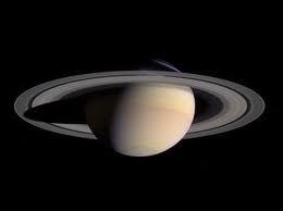 Il clima su Saturno E simile a quello di Giove, per la grande rassomiglianza delle due atmosfere e per la distribuzione interna del calore, che proviene soprattutto dal mantello.
