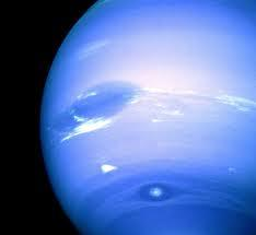 Il clima su Nettuno L atmosfera di Nettuno è simile a quella di Urano, ma qui la meteorologia è regolata soprattutto dal metano, che ad alta quota forma molecole di idrocarburi, quali etano e