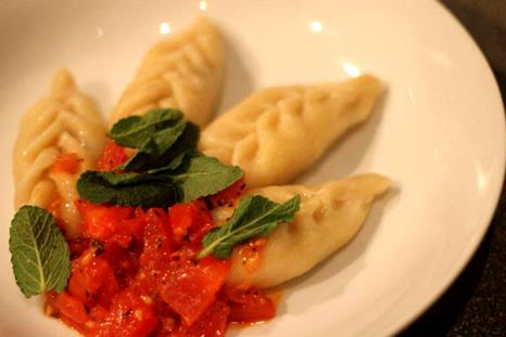 CuciniAmo 2 ore al giorno, 10 ore settimanali in aggiunta, 1 incontro in cucina con cena. I corsi sono rivolti a gruppi di minimo 3 persone e massimo 8.