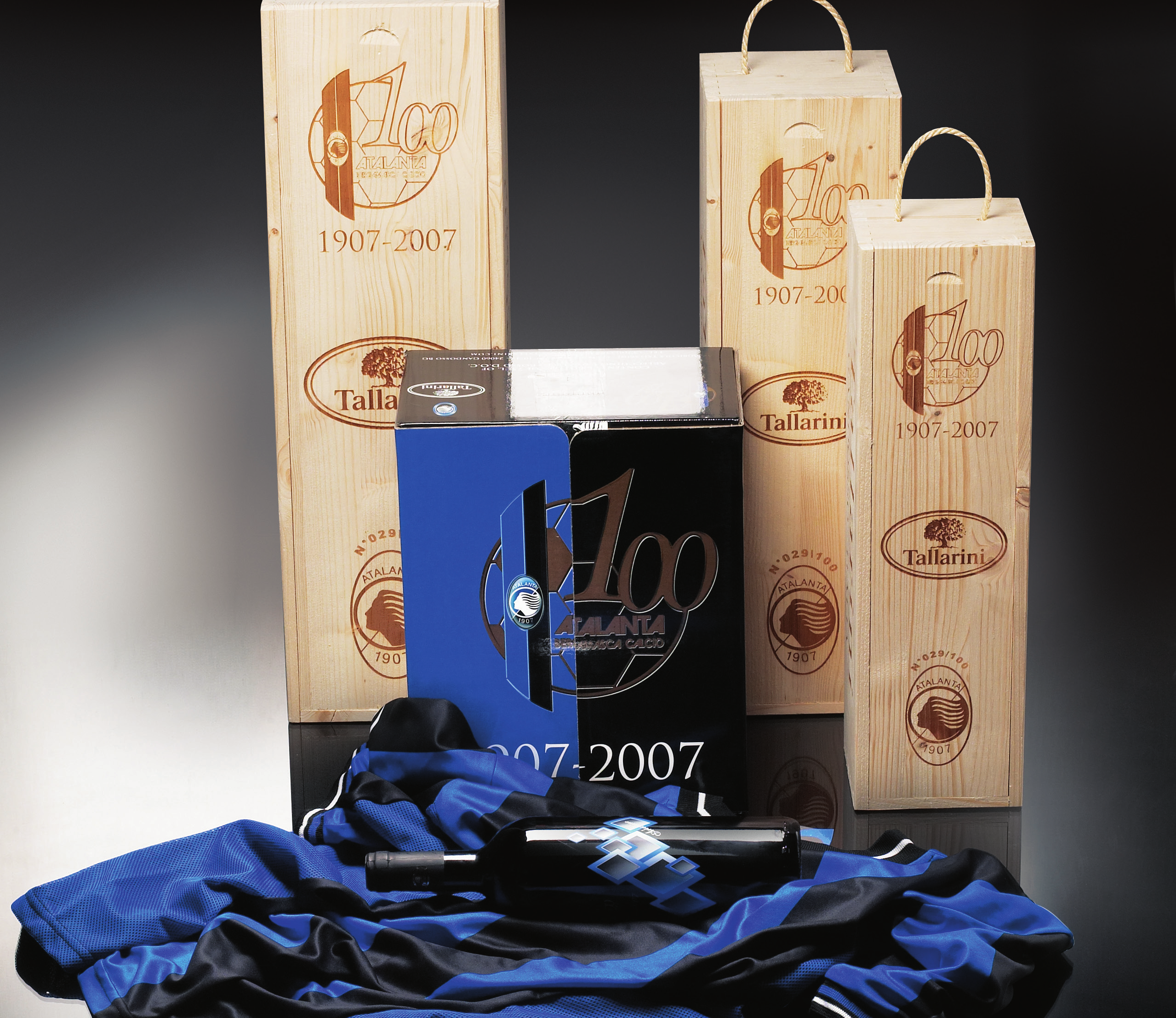 Collezione Centenario Atalanta 08.A cassetta in legno contenente una bottiglia di Valcalepio Doc Rosso - Selezione Centenario Atalanta da lt 1,50 08.