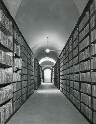 isolato dagli altri documenti per quaranta giorni. La signora ci ha chiesto quale fosse la differenza tra la biblioteca e l archivio.