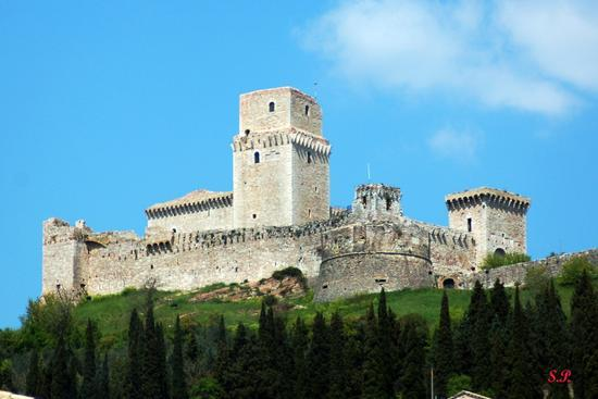 era divisa in due zone: la Rocca Maggiore e quella Minore.