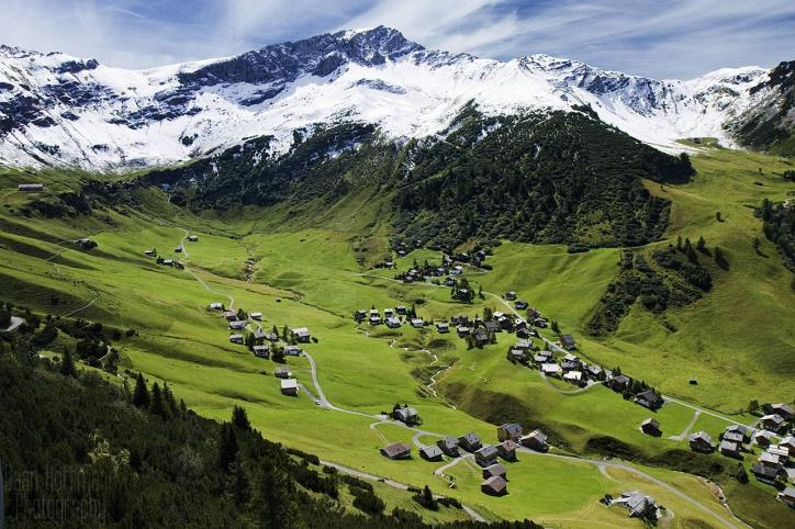 Il Liechtenstein è uno degli stati più piccoli d Europa, collocato tra Svizzera e Austria. Il paesaggio è montuoso, grazie alla presenza delle Alpi Retiche con il Grauspitz vetta più alta (2599 m).