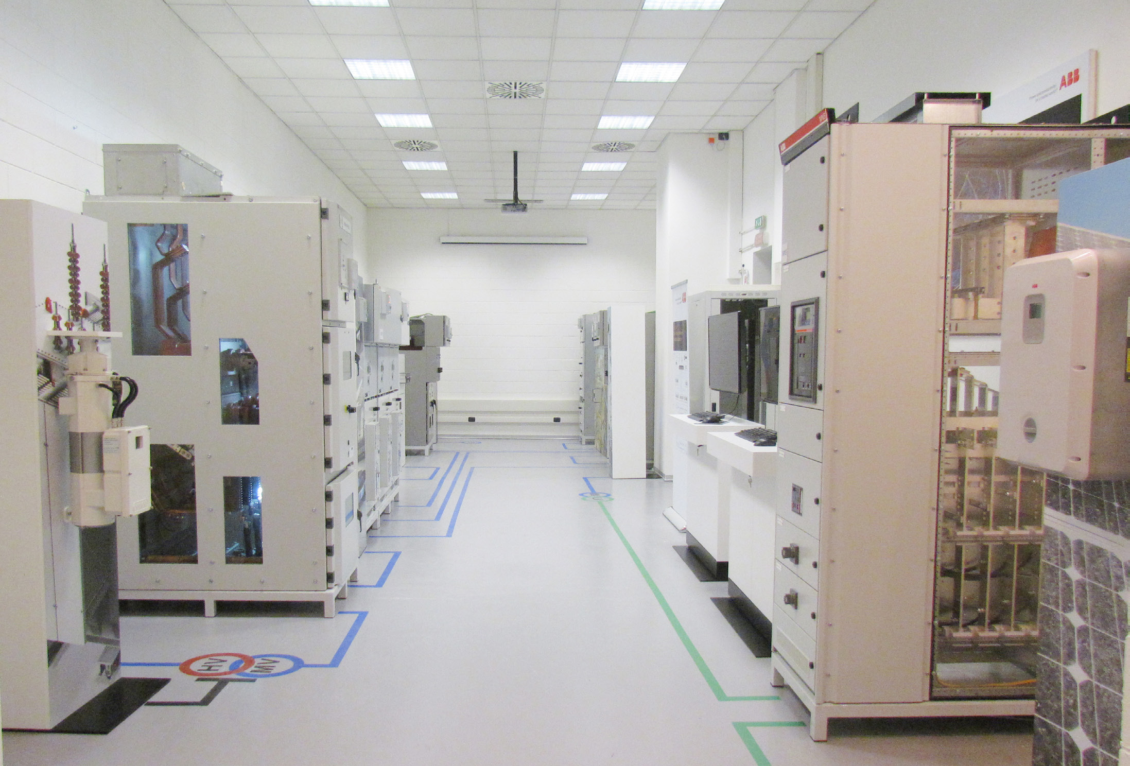 Il laboratorio Smart Grid Nello Smart Lab ABB sono installate le apparecchiature fondamentali presenti nelle reti distribuzione: quadri elettrici di media e bassa tensione, relativi dispositivi di