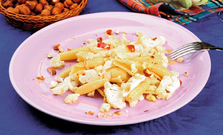 {martedì} Conchiglie con cavolfiore e nocciole 250 g di conchiglie rigate / Un piccolo cavolfiore / Uno spicchio d aglio / Un cucchiaio di succo di limone / Mezzo bicchiere di vino bianco /