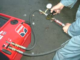 Regolazioni idrauliche Controllate la pressione operativa con strumenti di misurazione e verifica.