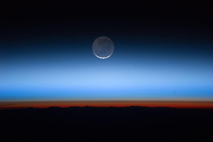 L atmosfera è una sottile pellicola di aria, così sottile che se raffigurassimo la Terra con una sfera di diametro