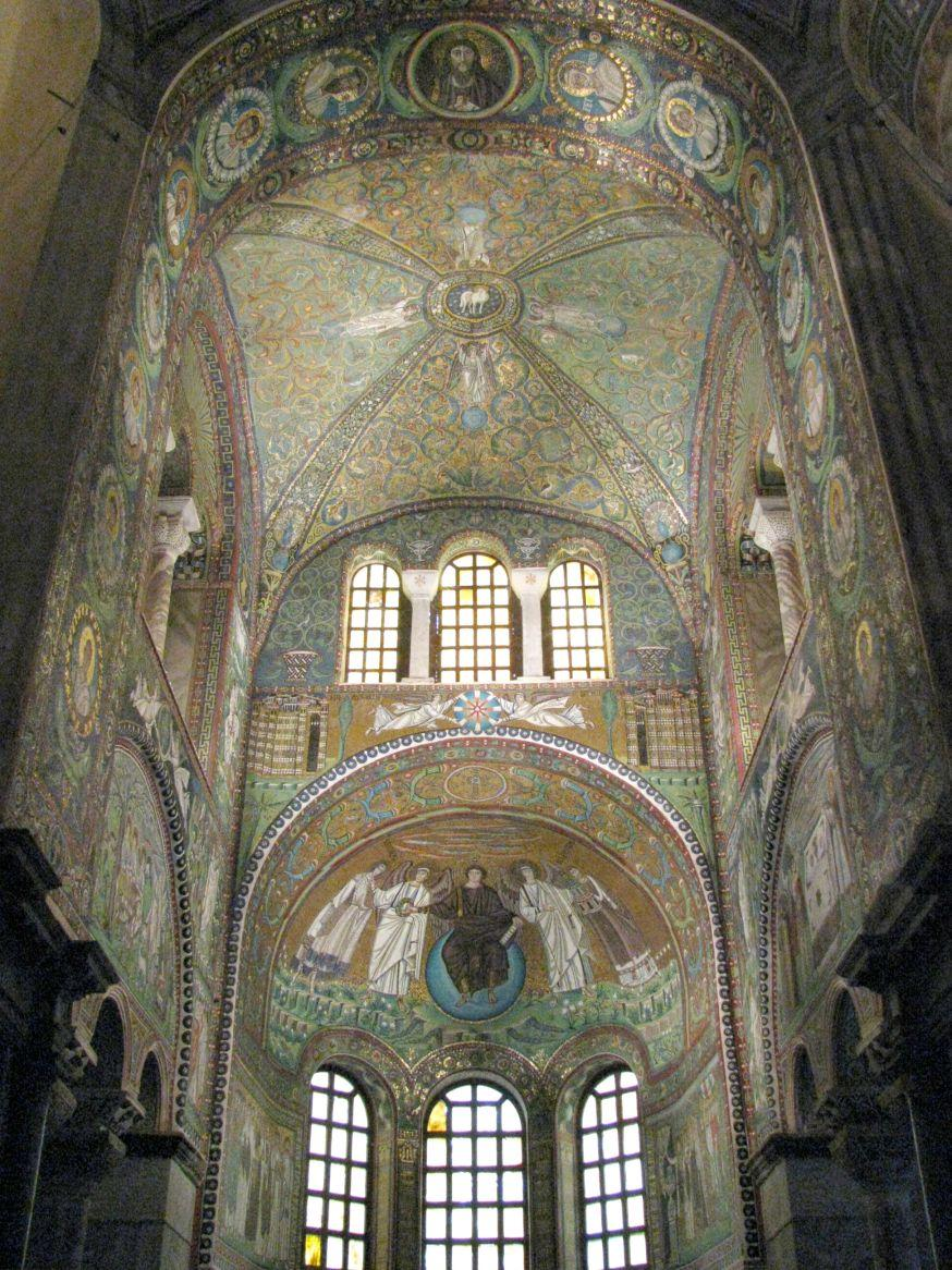 Mosaici della zona del presbiterio. Cristo è sul Globo azzurro, tra due arcangeli e con la man destra porge la corona a San Vitale.