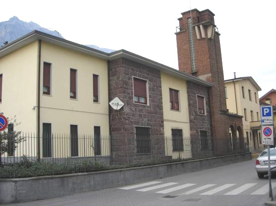 Denominazione = STAZIONE CARABINIERI Indirizzo = via Lorenzetti proprietà/gestione = proprietà e gestione dell'arma dei Carabinieri SP2-3/70 Af [m 2 ] = 950 periodo cost./stato cons.