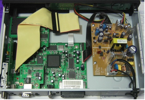 accensione/spegnimento. Togliamo il coperchio e diamo uno sguardo all'interno dove notiamo la scheda madre con al centro il noto processore IBM s PowerPC 405. La dissipazione del calore è nella media.