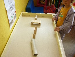 RAPPRESENTAZIONE IN 3D I bambini, sopra ad un tavolo appositamente predisposto rappresentano, utilizzando i piccoli arredi, il percorso