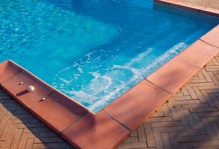 In questa pagina, di dimensioni 12x6 metri, con una profondità variabile da 1,20 a 2 metri, la piscina è dotata di impianto idromassaggio sulla scala di accesso.