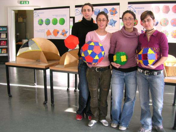 I laboratori I laboratori in sede Giochiamo con le forme A La geometria in scatola A Colpito e affondato!