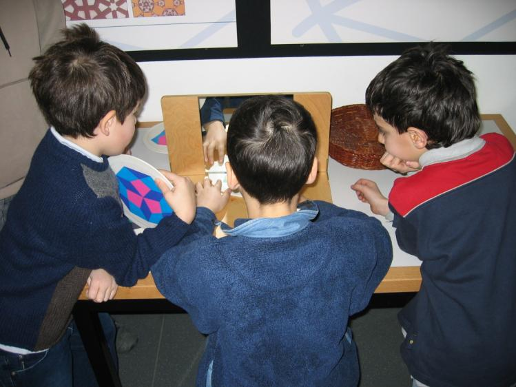 I laboratori I kit per le scuole Proposte per le scuole elementari: torri, serpenti e geometria * + pacchetto simmetria *