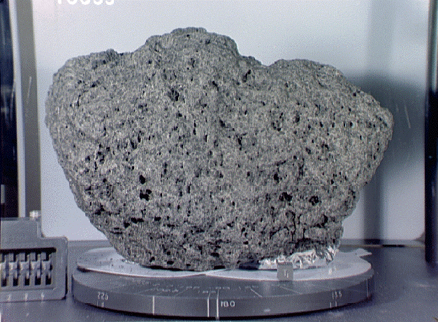 Geologia lunare I Mari sembra siano costituiti soprattutto da lava fuoriuscita dall interno della Luna dopo