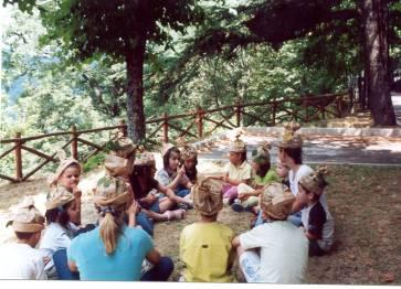 Scuola dell Infanzia e I Ciclo delle Elementari CERCA E TROVA NEL BOSCO!!! I bambini potranno scoprire ed osservare la foresta attraverso una caccia al tesoro sensoriale.