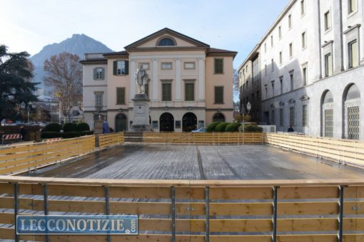 Ultimi lavori per la pista del ghiaccio di fronte al Teatro della Società La pista di ghiaccio, installata dalla Lecchese Turismo Manifestazioni, che torna in città dopo oltre dieci anni per