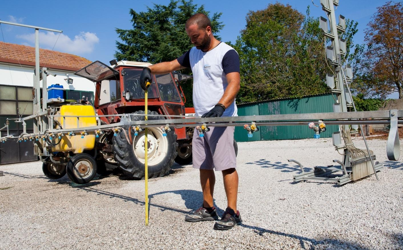 Orizzontalità Con misurazione effettuata su una superficie piana e misurando la distanza tra il bordo inferiore degli ugelli e la superficie piana sulla quale si trova l irroratrice, la misura