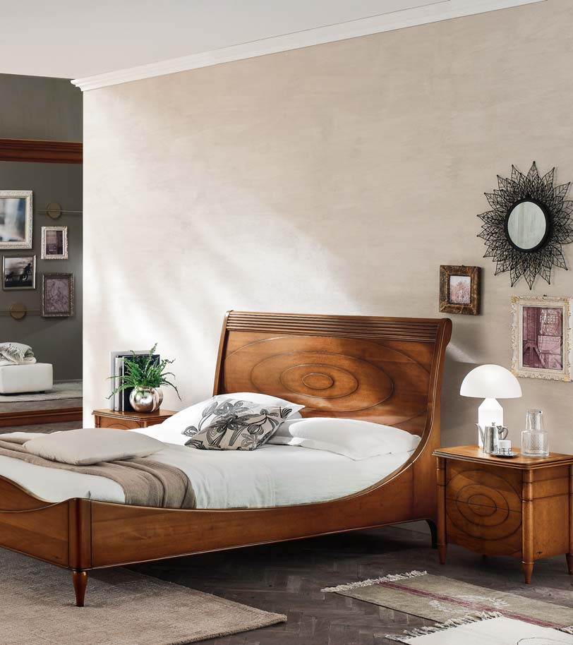 N118 LETTO SENZA PEDIERA CON PROFILI CURVILINEI / BED WITH CURVILINEAR PROFILES. FINITURA / FINISH: AMBRA. N111 COMÒ A TRE CASSETTI / CHEST OF DRAWERS WITH THREE DRAWERS. FINITURA / FINISH: AMBRA. N112 COMODINO A DUE CASSETTI / BEDSIDE TABLE WITH TWO DRAWERS.