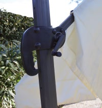 ombrellone BENISSA Struttura alluminio verniciato col. grigio antracite. Copertura in poliestere 200 gr/m 2 colore beige. Alette parasole. Azionamento a manovella.