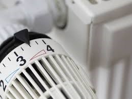 Le Valvole Termostatiche Presentazione ELIAS copyright 2016 Rev-02 La valvola termostatica permette di regolare la temperatura di ogni singolo ambiente per sfruttare anche gli apporti gratuiti di
