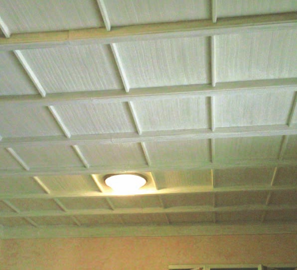 Cassettone bianco decapato Rivestimenti per soffitto in effetto legno.