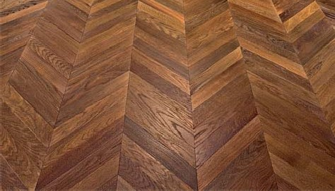 Pavimento in legno (parquet) Doghe, spessore 2-3 cm, di legno di essenza dura e resistente (rovere, noce, pitch-pine), con bordi maschio-femmina, in opera con diverse