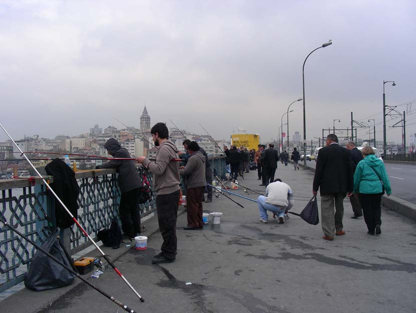 Dal Bazar a piedi sul Ponte Galata, fino ad arrivare dall altra parte di Istanbul, dove c è la famosa Torre di Galata.