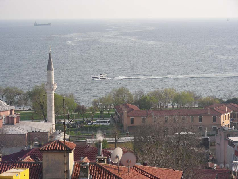 Vista dalla terrazza dell hotel La sera cena al ristorante Mozaik, carino ed elegante (162,50 lire turche, 1 euro 2,2 lire turche), per finire con whisky sulla terrazza del nostro