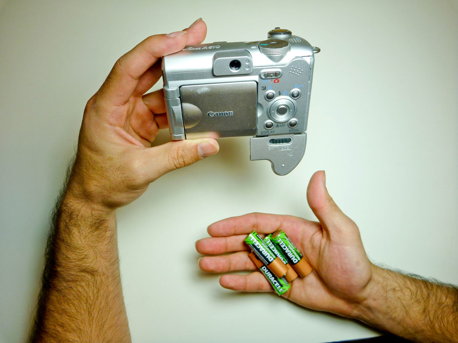 Passo 1 Batterie Sbloccare il coperchio della batteria, mentre oscillare il coperchio verso l'esterno per aprirlo.