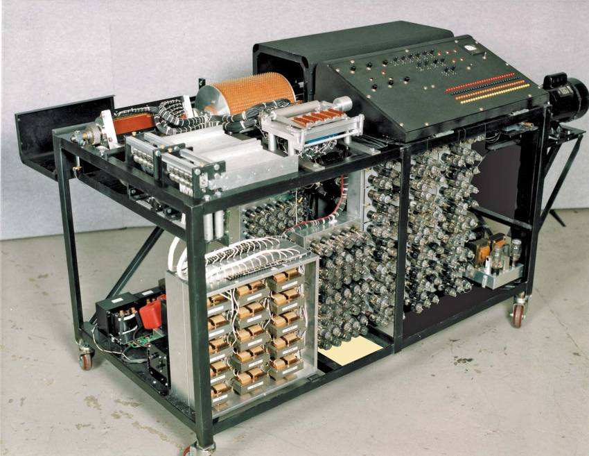 Un computer ideale: la macchina di Turing. Sistema ideato da Alan Turing (1936). Modello teorico di calcolatore capace di eseguire un generico algoritmo.