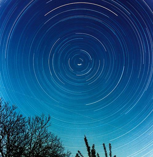 I moti della Terra nello spazio Questa foto del cielo notturno è stata realizzata con una esposizione di circa 6 ore.