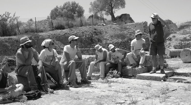 Alcuni dei partecipanti alla missione del 2005 in visita didattica al sito archeologico di Gortina (qui al tempio di Apollo Pizio), con i proff. E.