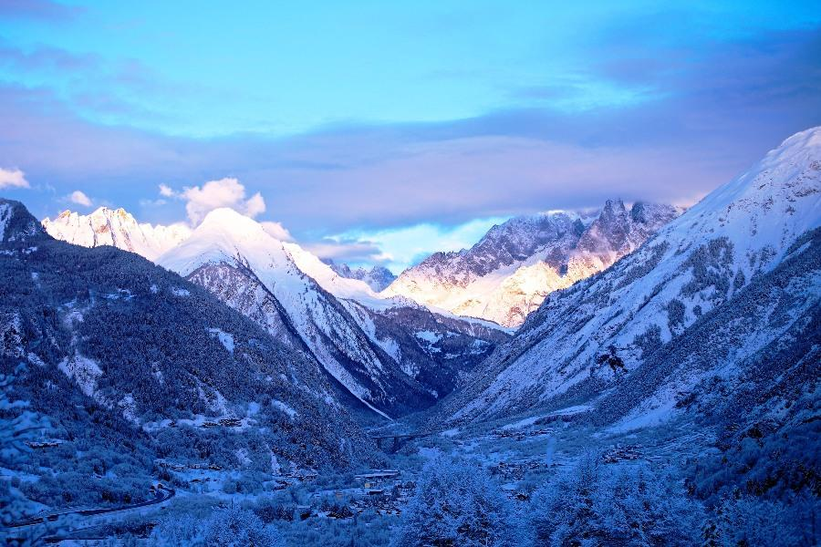 Hotel Mont Blanc 4 stelle - Courmayeur Nel meraviglioso scenario della Valle d Aosta, alle pendici del Monte Bianco si trova l Hotel Club Mont Blanc, raffinato ed unico nel suo genere.