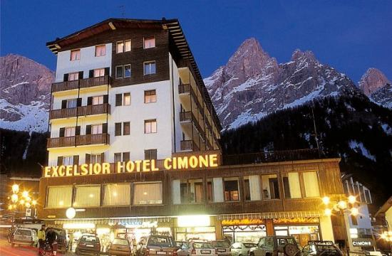 Hotel Excelsior Cimone San Martino di Castrozza Completamente ristrutturato negli esterni e riammodernato negli interni (ristorante, spazi comuni e camere) è l'ambiente ideale per una vacanza in